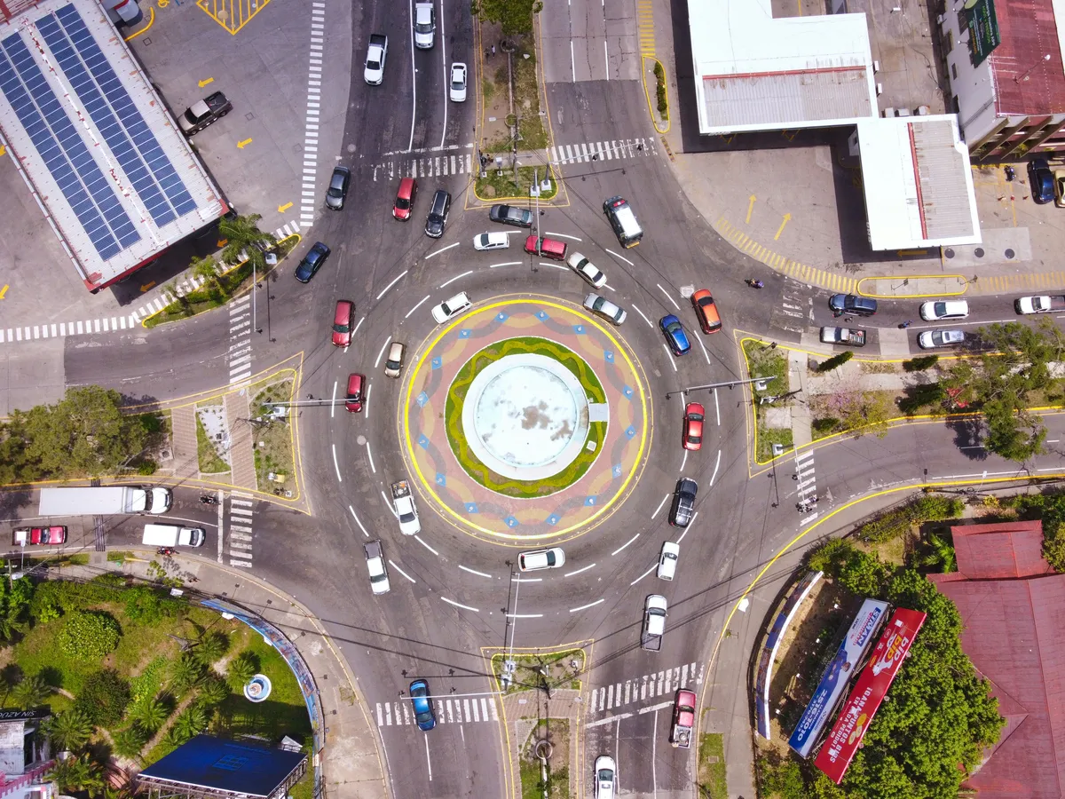 Image of a roundabout to represent Nevada right-of-way laws in roundabouts