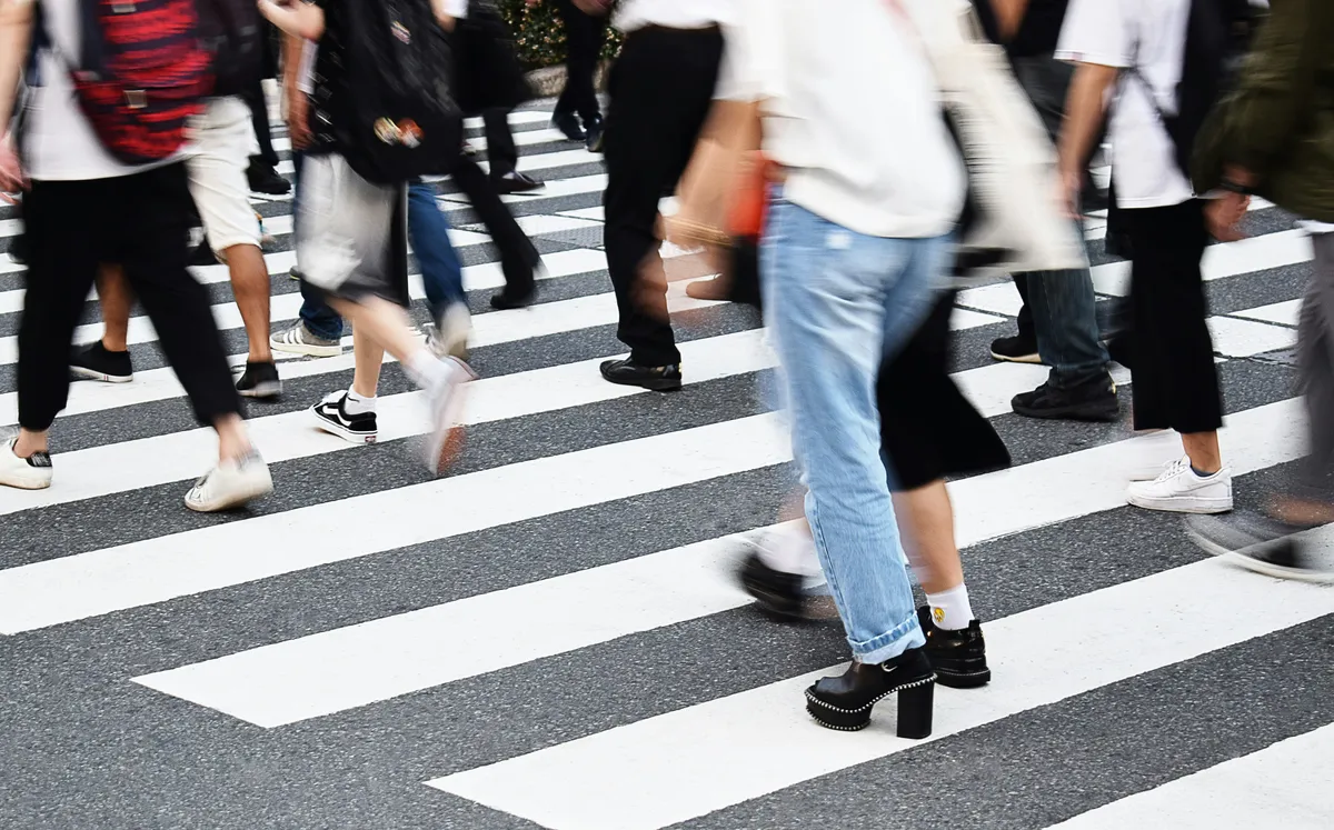Image of pedestrians crossing a road to represent Nevada right-of-way laws for pedestrians